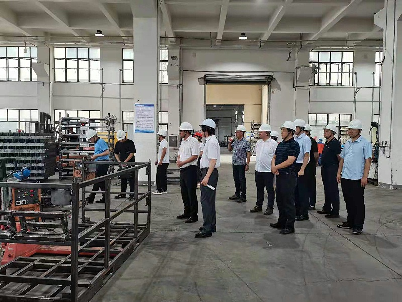 文總帶各位九華鎮(zhèn)優(yōu)秀企業(yè)家們參觀焊接車間 文總帶各位九華鎮(zhèn)優(yōu)秀企業(yè)家們參觀焊接車間